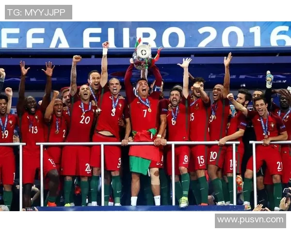 欧冠传奇足球明星的辉煌历程与不朽瞬间回顾